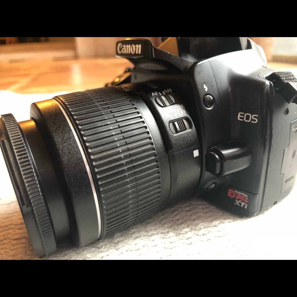 Canon Black Camera with Lens - Picture 6 of 8